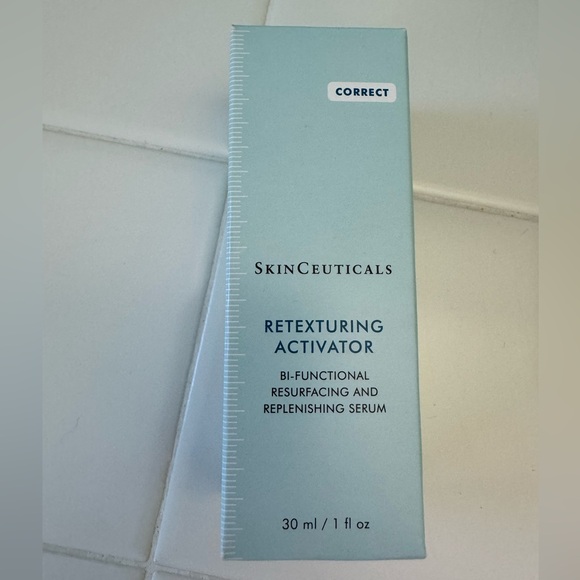 SkinCeuticals Retexturing Activator 🔵
RESURFACING REPLENISHING SERUM TOP… - Picture 2 of 7